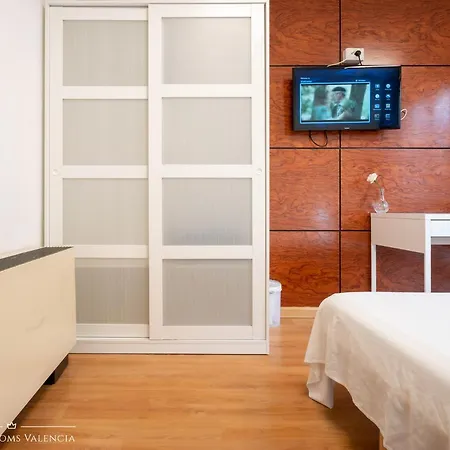ゲストハウス Suites Rooms Valencia 2*